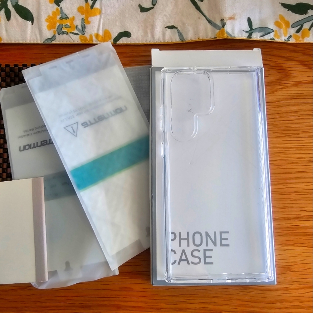 Clear case and two screen protectosrs